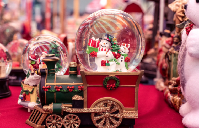 Holiday Snow Globe Hunt in Mesa, Arizona